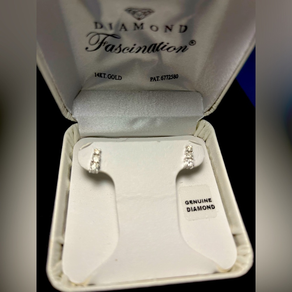 Authentic Diamond stud White gold earrings.